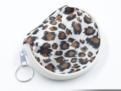 A120 – MONEDERO REDONDO CON ESTAMPADO ANIMAL PRINT