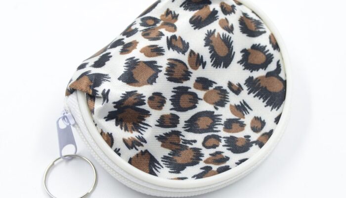 A120 – MONEDERO REDONDO CON ESTAMPADO ANIMAL PRINT