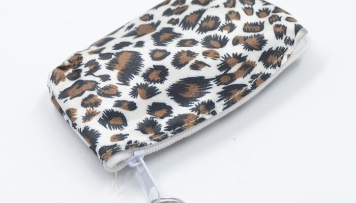 A121 – MONEDERO RECTANGULAR CON ESTAMPADO ANIMAL PRINT